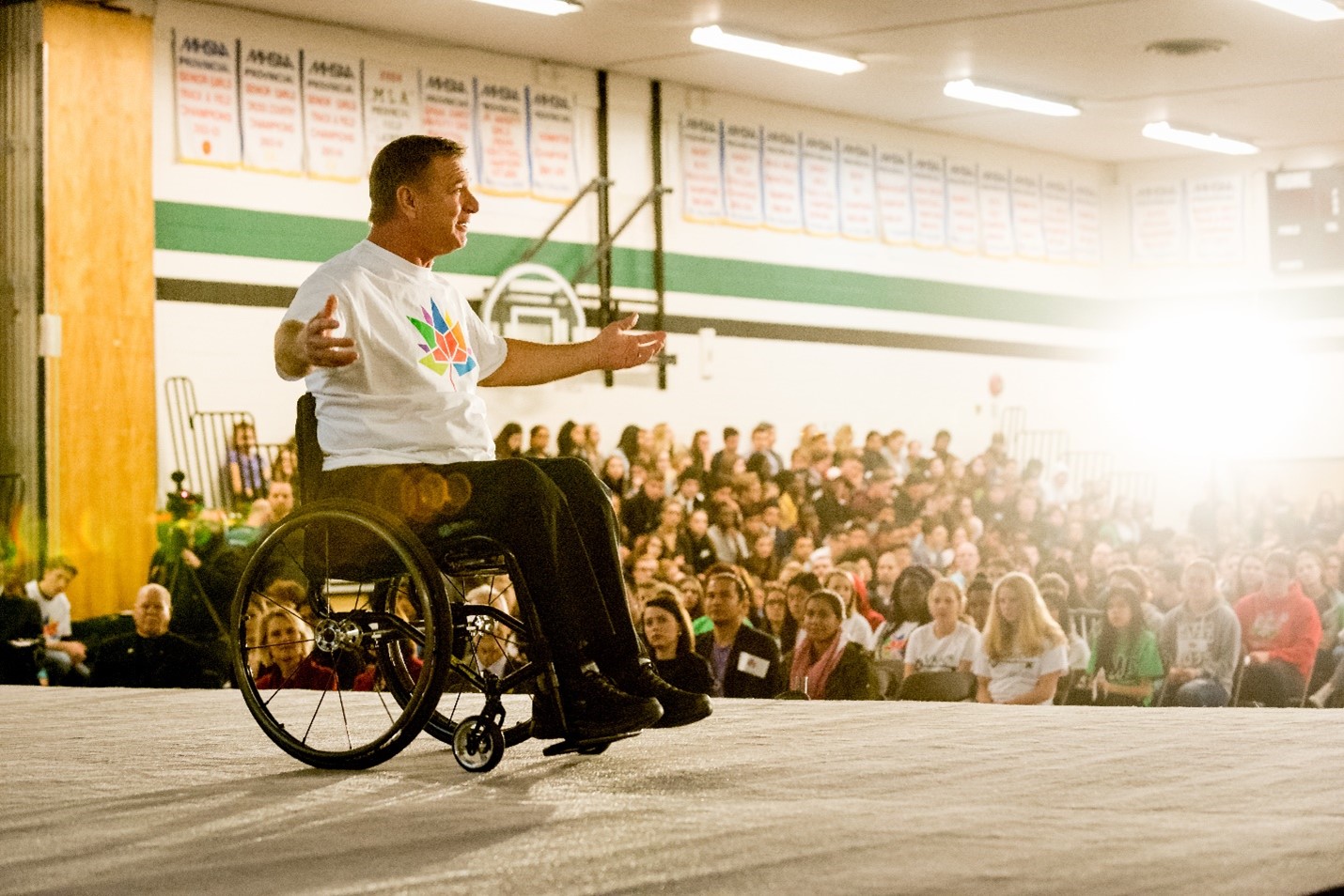 Rick Hansen s’adressant à des élèves à Winnipeg.