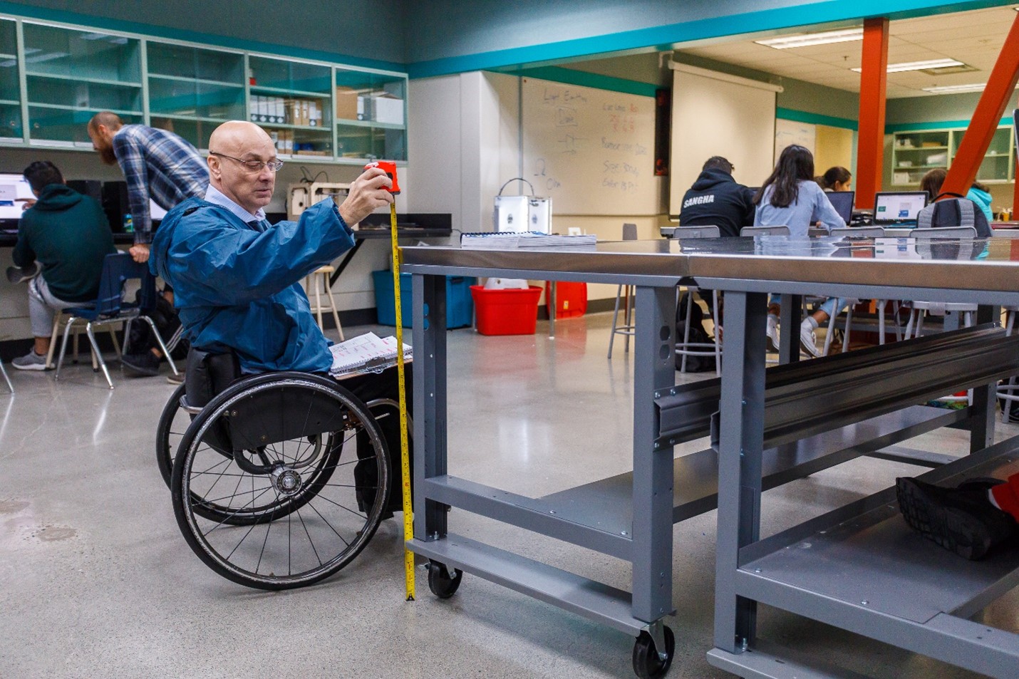 Inspecteurs de la certification d’accessibilité à l’œuvre à l’école secondaire Rick Hansen.