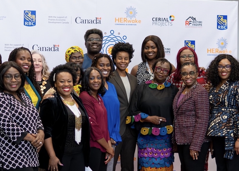 Yechenu Audu (à gauche) à la toute première conférence HERwake qui a eu lieu à Winnipeg, offrant des occasions de réseautage à des entrepreneurs noirs. « Mon expérience en tant que mentore à l’African Centre a changé ma vie. » 