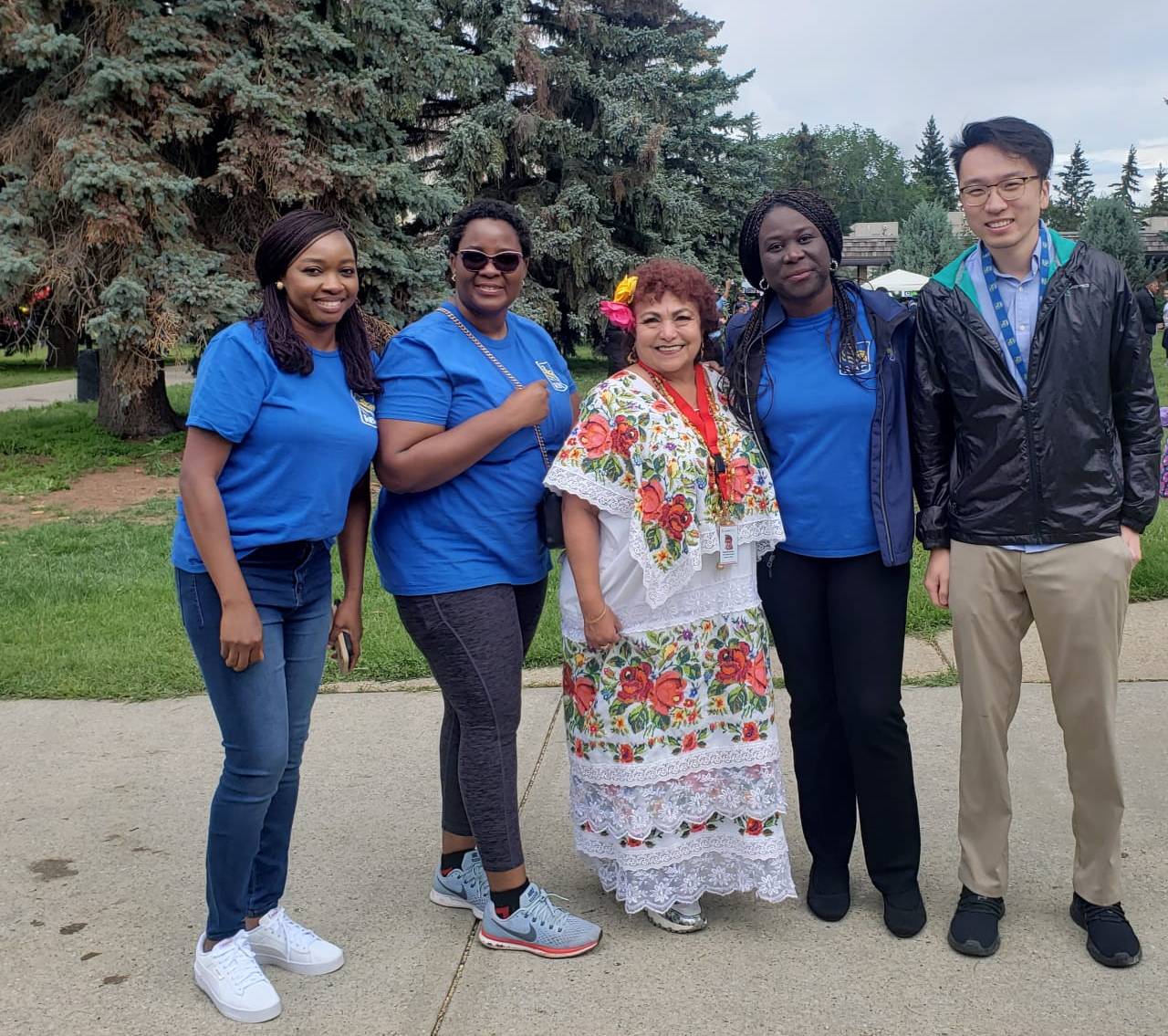 Alexandria Onyedika (2e personne en partant de la droite) dans sa collectivité d’Edmonton. « Pourquoi ne pas proposer son aide, donner de l’espoir et inspirer quelqu’un qui ne sait pas par où ni comment commencer ? » 